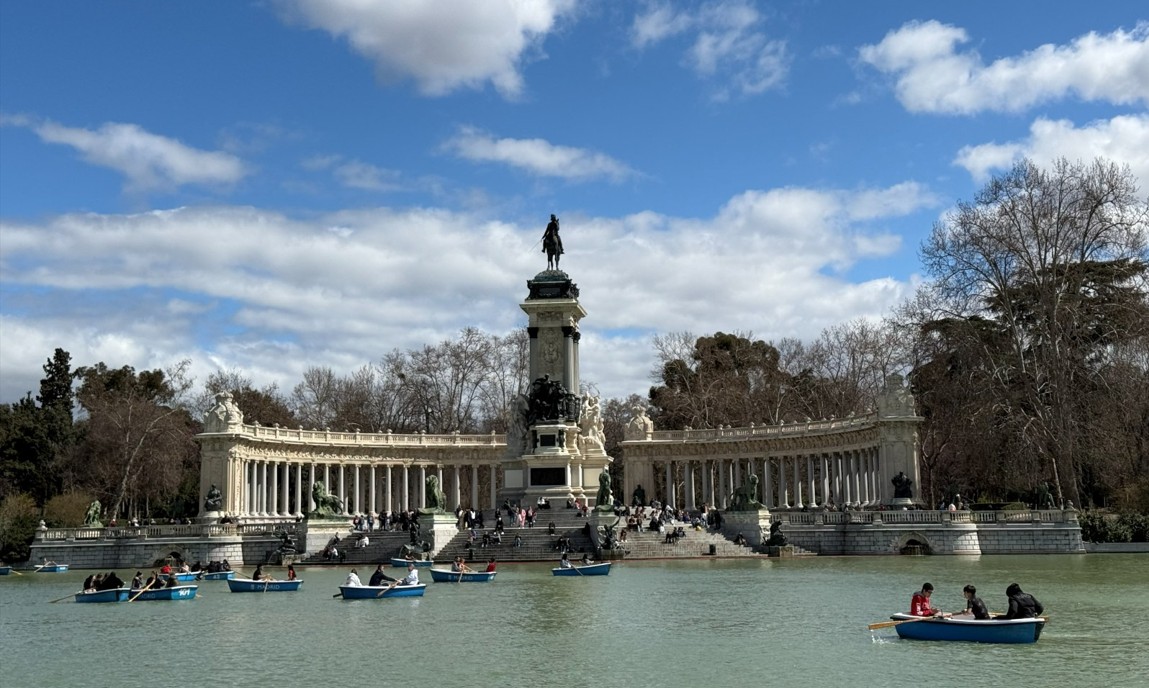 Monument and rowing boats on the lake in Parque del Retiro, Madrid